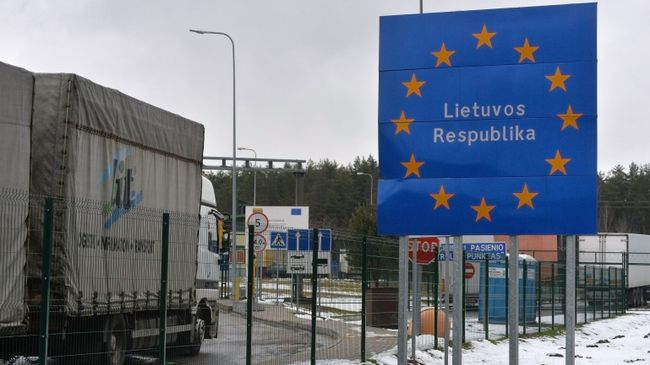 Грузовик в очереди на пересечении белорусско-литовской границы в пункте пропуска Бенякони. Архивное фото Грузовик в очереди на пересечении белорусско-литовской границы в пункте пропуска Бенякони. Архивное фото
