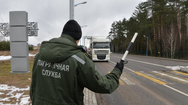 Сотрудник пограничной службы на пересечении белорусско-литовской границы. Архивное фото Сотрудник пограничной службы на пересечении белорусско-литовской границы. Архивное фото