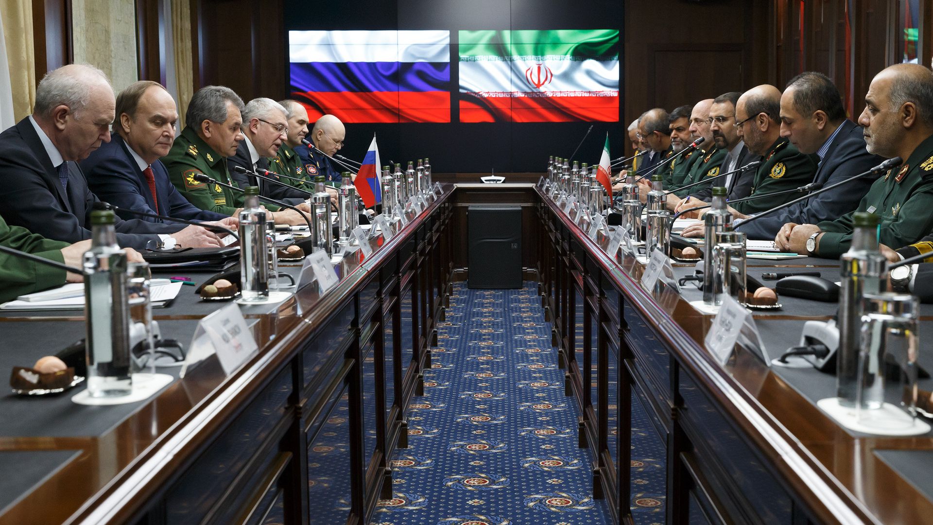 Министр обороны России Сергей Шойгу и министр обороны Ирана Хоссейн Дехган во время встречи в Москве Министр обороны России Сергей Шойгу и министр обороны Ирана Хоссейн Дехган во время встречи в Москве - РИА Новости, 1920, 15.05.2023