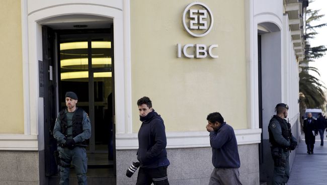 Полиция перед входом в банк Industrial and Commercial Bank of China в Мадриде. 17 февраля 2016