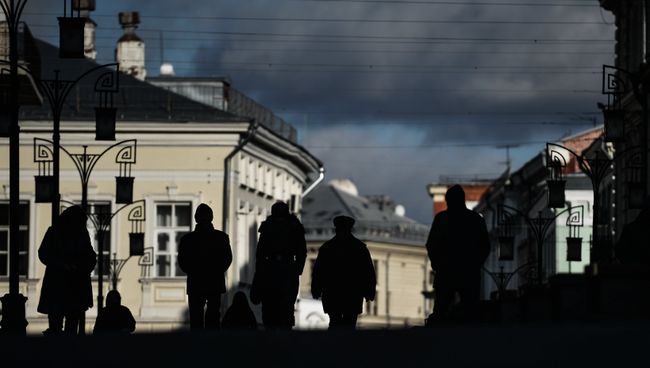 Прохожие в Камергерском переулке в Москве Прохожие в Камергерском переулке в Москве