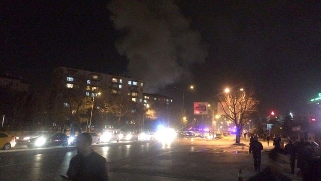 Пожарные на месте взрыва у общежития для военных в центре Анкары, Турция. 17 февраля 2016 год Пожарные на месте взрыва у общежития для военных в центре Анкары, Турция. 17 февраля 2016 год