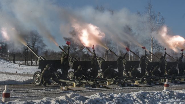 Тренировка военнослужащих 449-го отдельного салютного дивизиона ЗВО Тренировка военнослужащих 449-го отдельного салютного дивизиона ЗВО