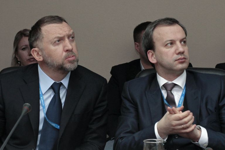 Президент компании РУСАЛ Олег Дерипаска  и заместитель председателя правительства РФ Аркадий Дворкович на Красноярском экономическом форуме Россия: Стратегия 2030 в Красноярске