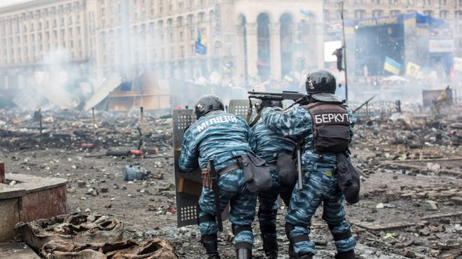 Сотрудники правоохранительных органов на площади Независимости в Киеве. 19 февраля 2014. Архивное фото Сотрудники правоохранительных органов на площади Независимости в Киеве. 19 февраля 2014. Архивное фото