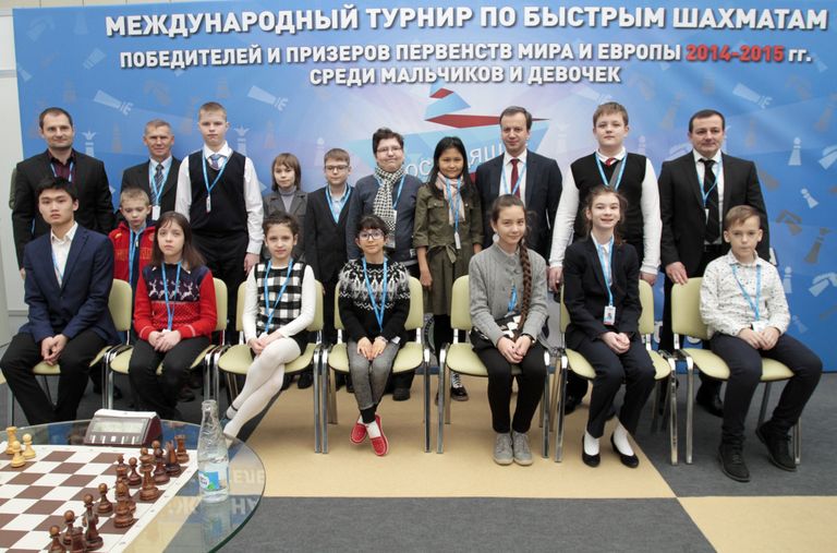 Заместитель председателя правительства РФ Аркадий Дворкович с детьми-участниками шахматного турнира. КЭФ-2016. День второй Заместитель председателя правительства РФ Аркадий Дворкович с детьми-участниками шахматного турнира. КЭФ-2016. День второй