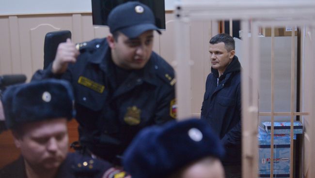 Председатель совета директоров аэропорта Домодедово Дмитрий Каменщик в здании Басманного суда Москвы. Архивное фото Председатель совета директоров аэропорта Домодедово Дмитрий Каменщик в здании Басманного суда Москвы. Архивное фото