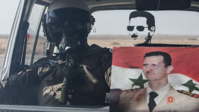 Летчик ВВС сирийской армии в автомобиле на базе Военно-воздушных сил Сирии в провинции Хомс. Архивное фото Летчик ВВС сирийской армии в автомобиле на базе Военно-воздушных сил Сирии в провинции Хомс. Архивное фото