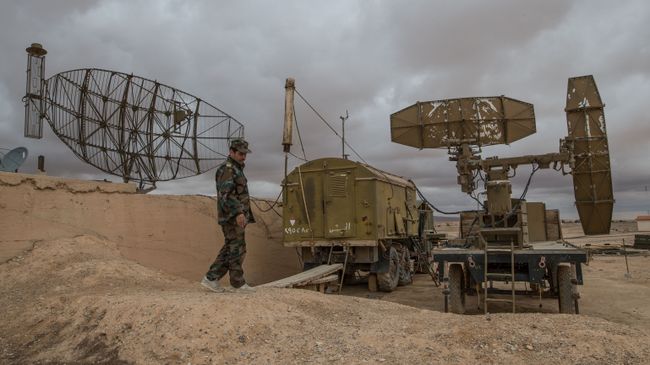 Военнослужащий сирийской армии осматривает локационные станции на базе Военно-воздушных сил Сирии. Архивное фото Военнослужащий сирийской армии осматривает локационные станции на базе Военно-воздушных сил Сирии. Архивное фото