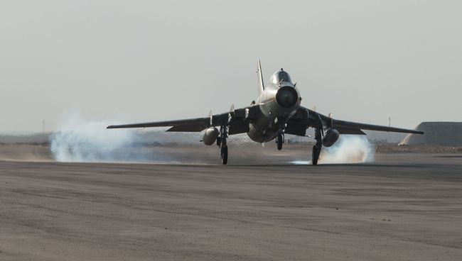 Самолет сирийских ВВС на базе Военно-воздушных сил Сирии в провинции Хомс. Архивное фото Самолет сирийских ВВС на базе Военно-воздушных сил Сирии в провинции Хомс. Архивное фото