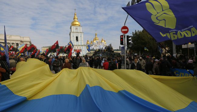 Активисты партии Свобода и Правого сектора во время демонстрации в Киеве. Архивное фото Активисты партии Свобода и Правого сектора во время демонстрации в Киеве. Архивное фото