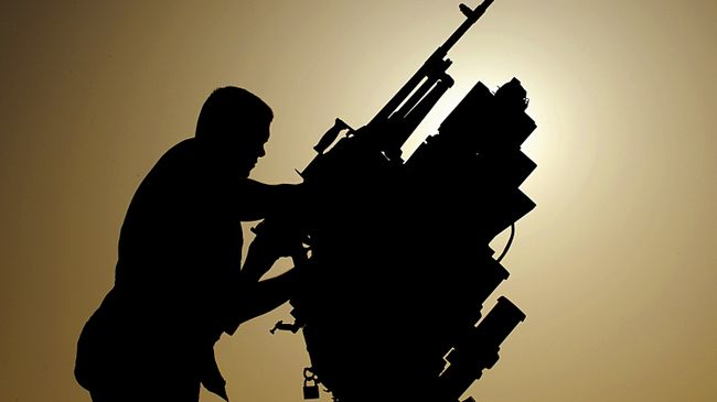 Канадский военный проверяет пулемет на бронетранспортере. Архивное фото Канадский военный проверяет пулемет на бронетранспортере. Архивное фото