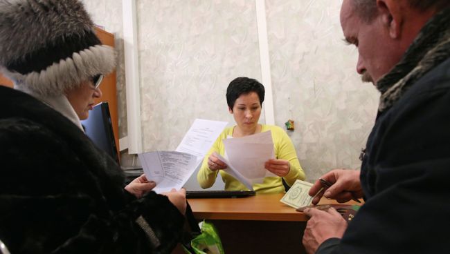 Посетители на приеме у специалиста бюро приватизации жилищного фонда