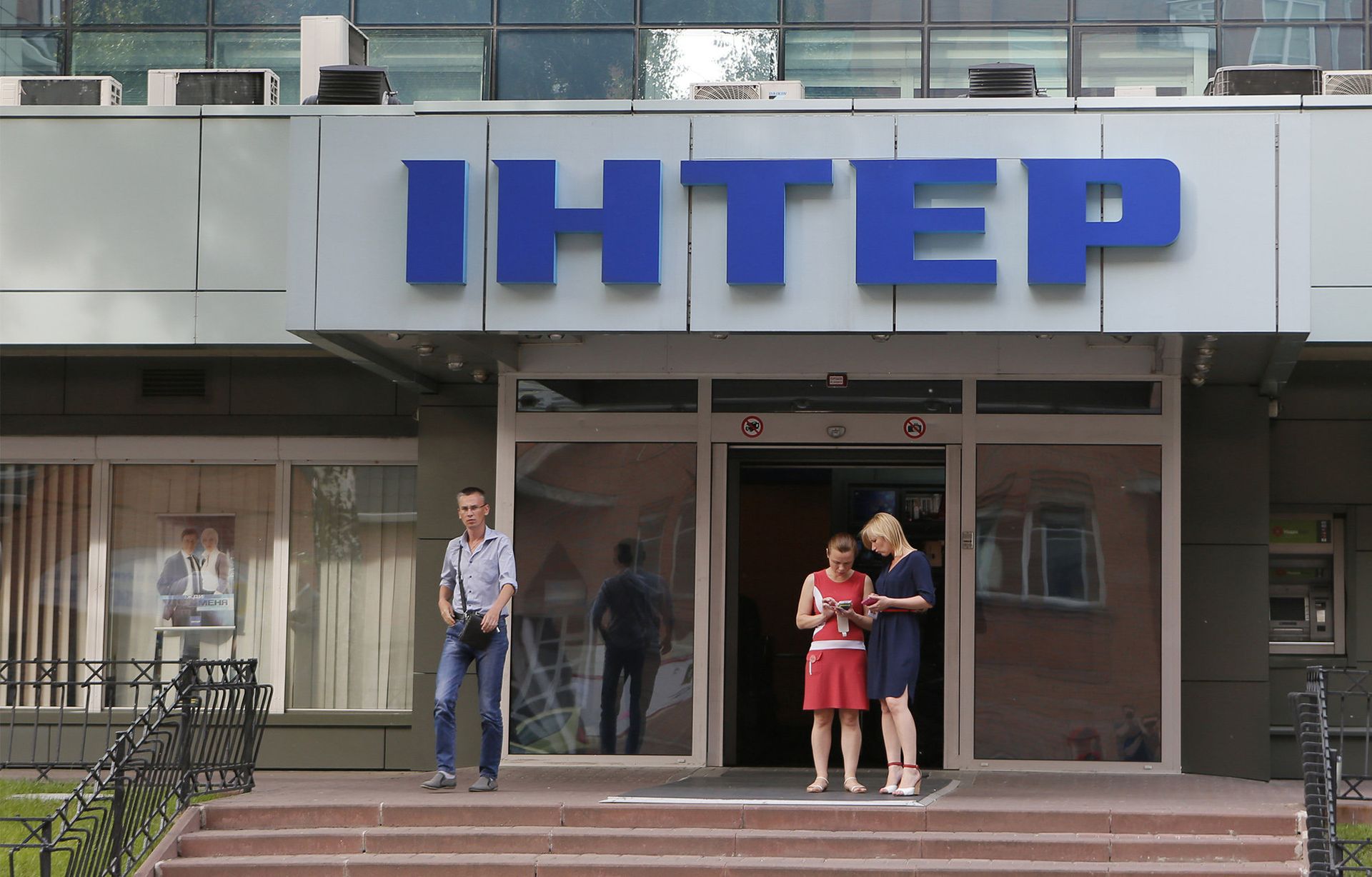 Люди у входа в здание телеканала Интер в Киеве, Украина Люди у входа в здание телеканала Интер в Киеве, Украина - РИА Новости, 1920, 07.11.2022