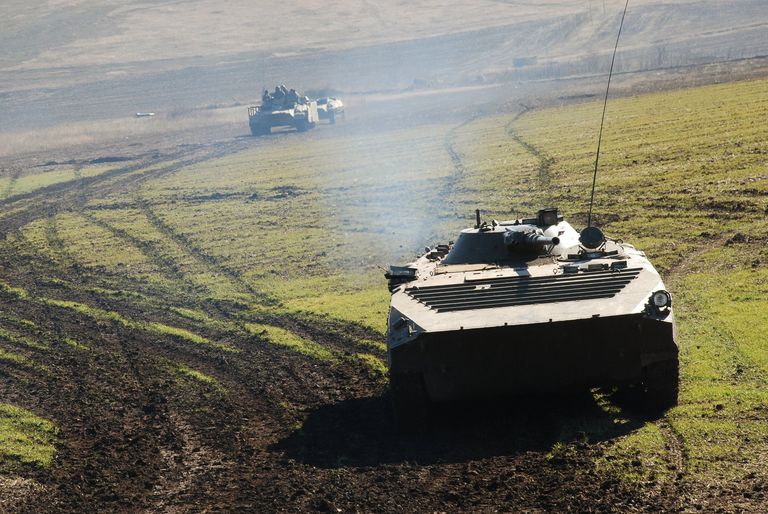 Военная техника ополчения ДНР во время учений на полигоне в Старобешевском районе Донецкой области. На первом плане боевая машина пехоты (БМП-1