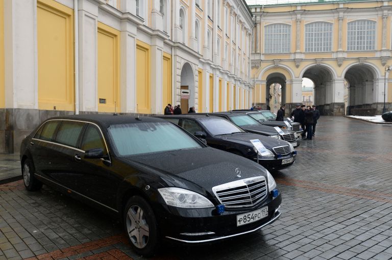 Автомобиль Мерседес-Бенц S600L со специальной защитой кузова, представленный в рамках технической выставки Олдтаймер-галерея Автомобиль Мерседес-Бенц S600L со специальной защитой кузова, представленный в рамках технической выставки Олдтаймер-галерея
