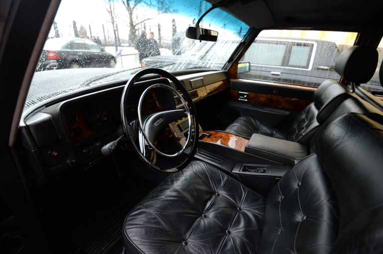 Салон автомобиля ЗИЛ 41072 Скорпион (выпускался с 1989 по 1999 гг.), представленного в рамках технической выставки Олдтаймер-галерея Салон автомобиля ЗИЛ 41072 Скорпион (выпускался с 1989 по 1999 гг.), представленного в рамках технической выставки Олдтаймер-галерея