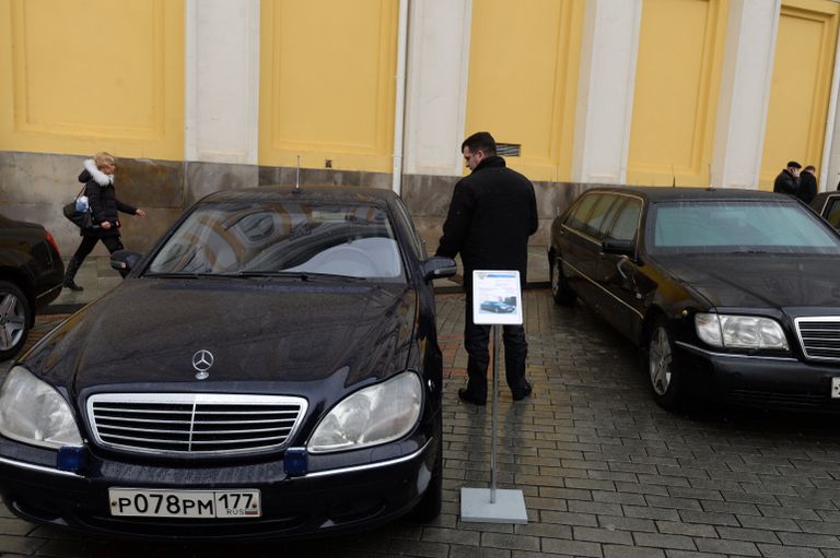 Автомобиль Мерседес-Бенц S500, представленный в рамках технической выставки Олдтаймер-галерея Автомобиль Мерседес-Бенц S500, представленный в рамках технической выставки Олдтаймер-галерея