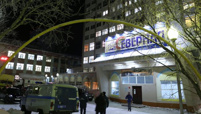 Сотрудники полиции у входа в здание шахты Северная в Воркуте. Архивное фото