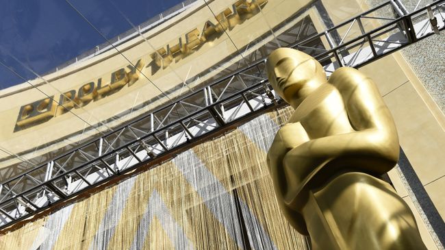 Статуя Оскара перед входом в Dolby Theatre в Лос-Анджелесе. 24 февраля 2016
