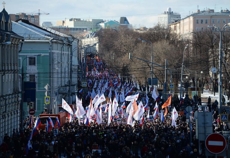 Участники марша памяти, посвященного годовщине гибели политика, общественного деятеля Бориса Немцова Участники марша памяти, посвященного годовщине гибели политика, общественного деятеля Бориса Немцова