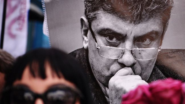 Участница марша памяти, посвященного годовщине гибели Бориса Немцова. Архивное фото Участница марша памяти, посвященного годовщине гибели Бориса Немцова. Архивное фото