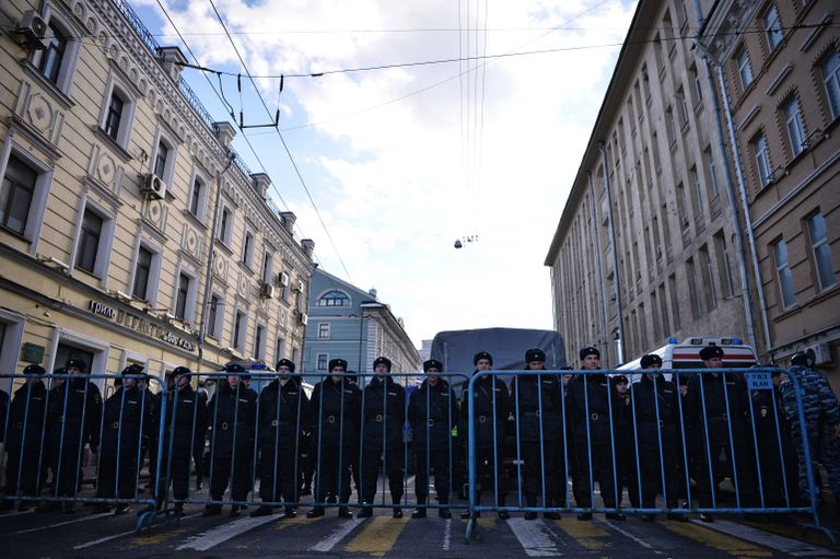 Сотрудники полиции во время марша памяти, посвященного годовщине гибели политика, общественного деятеля Бориса Немцова Сотрудники полиции во время марша памяти, посвященного годовщине гибели политика, общественного деятеля Бориса Немцова