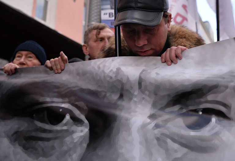 Участники марша памяти, посвященного годовщине гибели политика, общественного деятеля Бориса Немцова Участники марша памяти, посвященного годовщине гибели политика, общественного деятеля Бориса Немцова