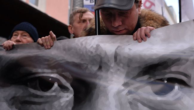 Участники марша памяти, посвященного годовщине гибели политика, общественного деятеля Бориса Немцова Участники марша памяти, посвященного годовщине гибели политика, общественного деятеля Бориса Немцова
