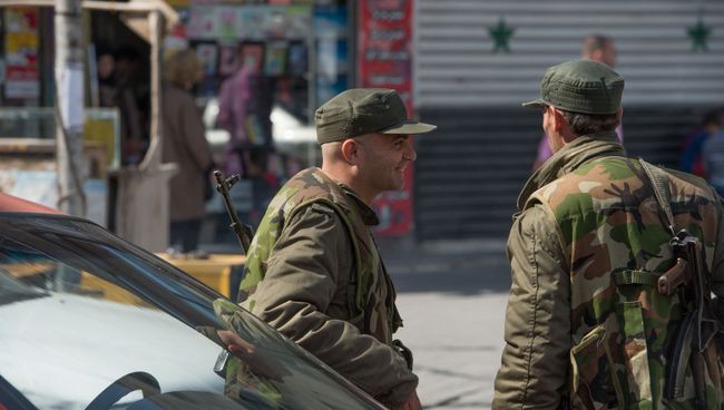 Военнослужащие сирийской армии на одной из улиц Дамаска во время перемирия. Архивное фото