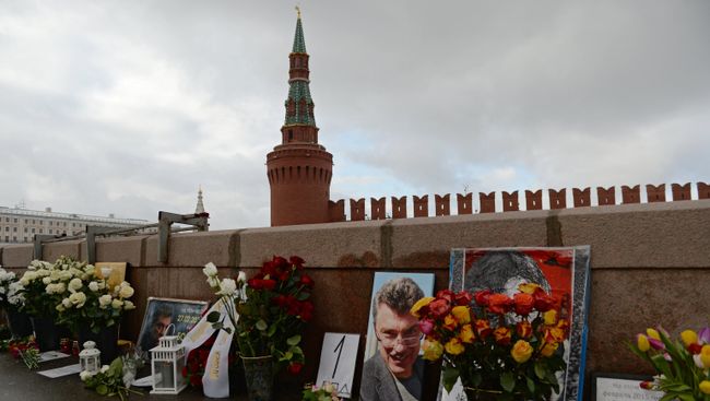 Цветы на месте гибели политика Бориса Немцова на Большом Москворецком мосту в Москве. Архивное фото Цветы на месте гибели политика Бориса Немцова на Большом Москворецком мосту в Москве. Архивное фото