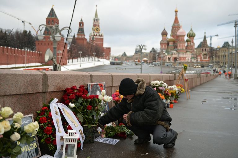 Мужчина на месте гибели политика Бориса Немцова на Большом Москворецком мосту в Москве Мужчина на месте гибели политика Бориса Немцова на Большом Москворецком мосту в Москве
