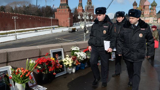 Сотрудники правоохранительных органов у места гибели политика Бориса Немцова на Большом Москворецком мосту в Москве. Архивное фото Сотрудники правоохранительных органов у места гибели политика Бориса Немцова на Большом Москворецком мосту в Москве. Архивное фото