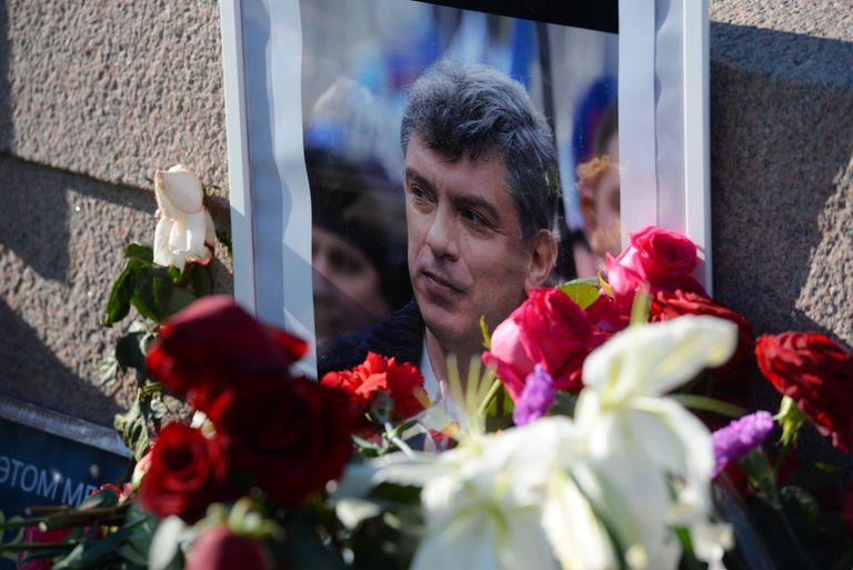 Послы стран-членов Евросоюза, возложили цветы на место убийства Б.Немцова