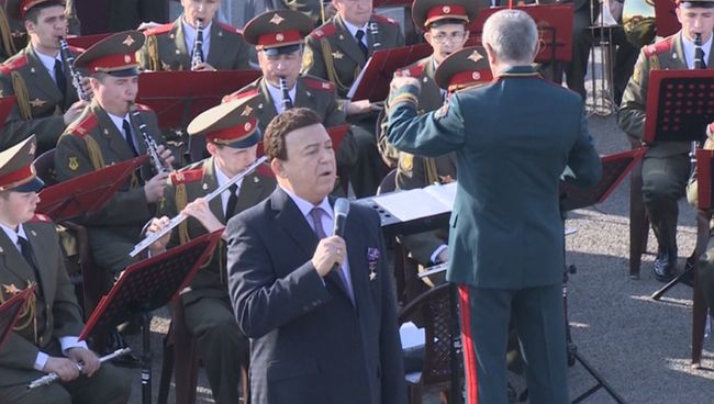 Иосиф Кобзон спел для военных ВКС РФ на авиабазе Хмеймим в Латакии Иосиф Кобзон спел для военных ВКС РФ на авиабазе Хмеймим в Латакии
