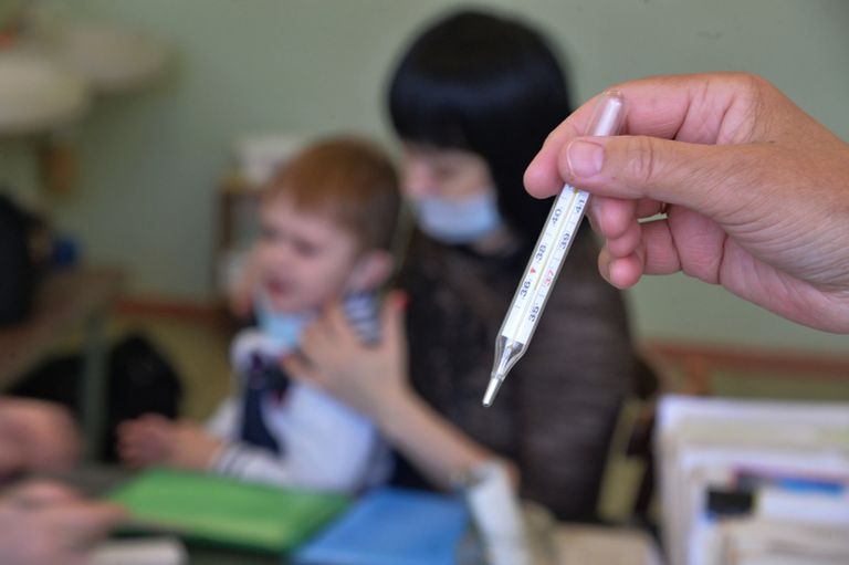 Врач проводит осмотр ребенка в детской поликлинике