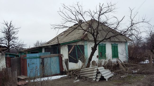 Брошенный дом в деревне на Донбассе