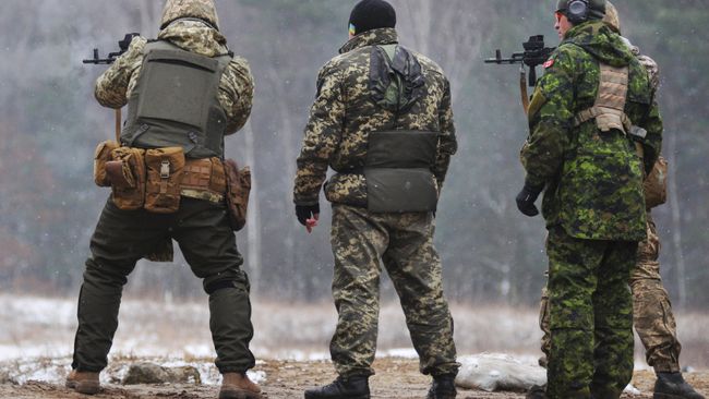 Канадские инструкторы обучают украинских военнослужащих по программе разработанной в Канаде UNIFIER на Яворивском полигоне во Львовской области. Архивное фото