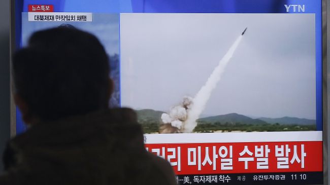 Кадры видео с запуска КНДР ракет малой дальности. Архивное фото Кадры видео с запуска КНДР ракет малой дальности. Архивное фото