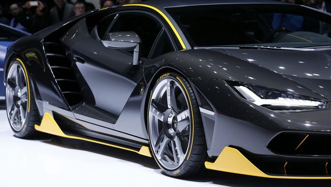 Автомобиль Lamborghini Centenario на 86-м международном автосалоне в Женеве. Март 2016 Автомобиль Lamborghini Centenario на 86-м международном автосалоне в Женеве. Март 2016