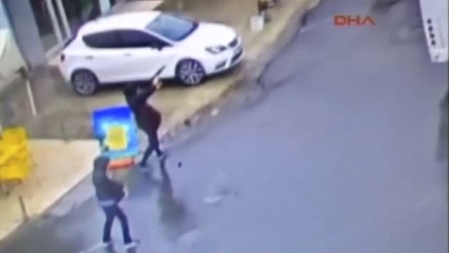 Нападение террористок на полицейских в Стамбуле Нападение террористок на полицейских в Стамбуле