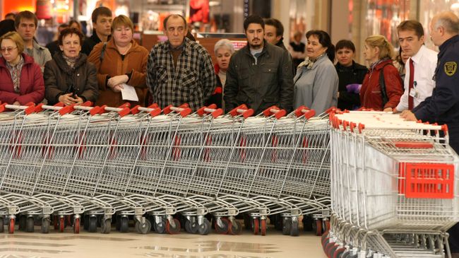 Покупатели перед открытием гипермаркета. Архивное фото Покупатели перед открытием гипермаркета. Архивное фото