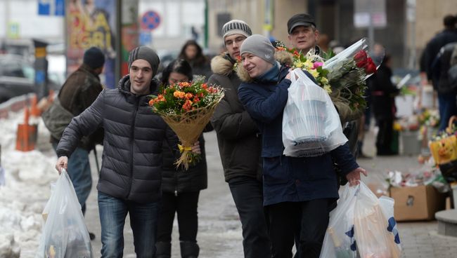 Мужчины с букетами цветов в преддверии праздника 8 марта в Москве Мужчины с букетами цветов в преддверии праздника 8 марта в Москве