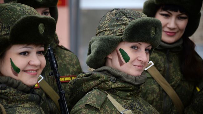 Конкурс для женщин-военнослужащих Макияж под камуфляж. Архивное фото