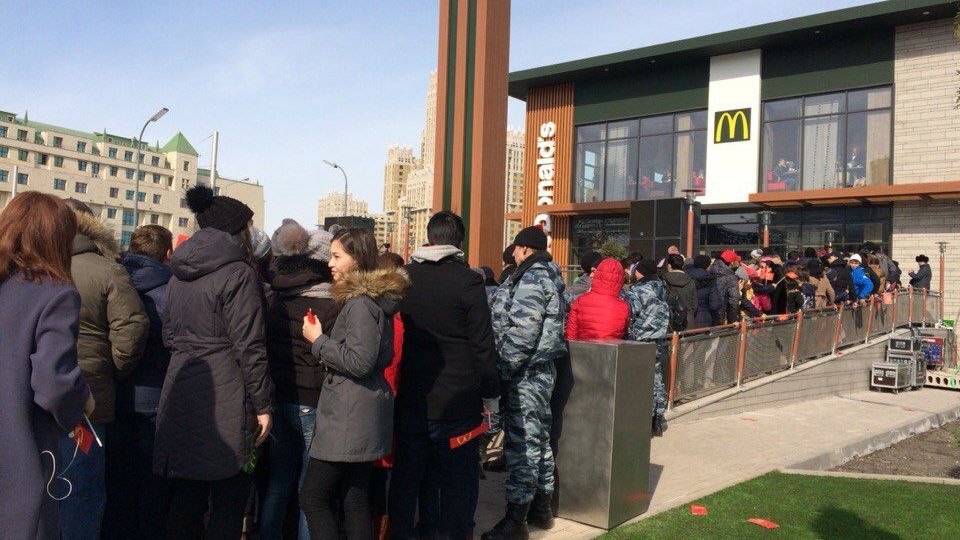 Очередь в McDonald's в Казахстане Очередь в McDonald's в Казахстане - РИА Новости, 1920, 10.01.2023