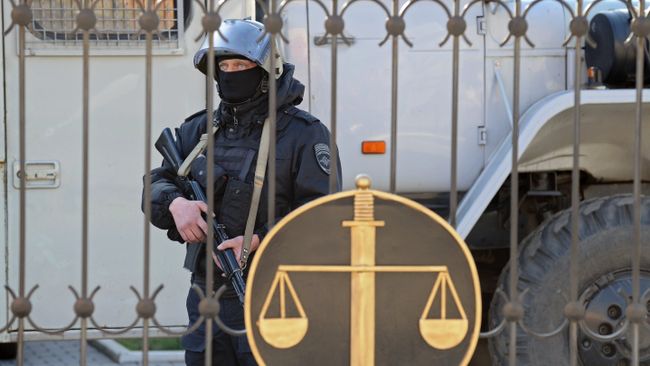 Сотрудник правоохранительных органов у здания Донецкого городского суда Ростовской области. Архивное фото