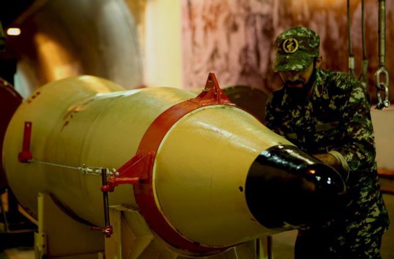 Военнослужащий проверяет баллистическую ракету перед тестовыми испытаниями в Иране Военнослужащий проверяет баллистическую ракету перед тестовыми испытаниями в Иране