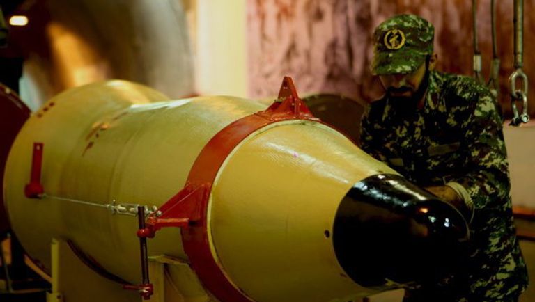 Военнослужащий проверяет баллистическую ракету перед тестовыми испытаниями в Иране Военнослужащий проверяет баллистическую ракету перед тестовыми испытаниями в Иране