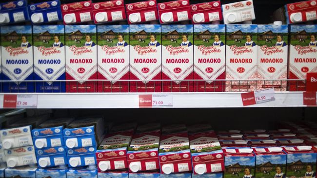 Молочная продукция на прилавке магазина. Архивное фото