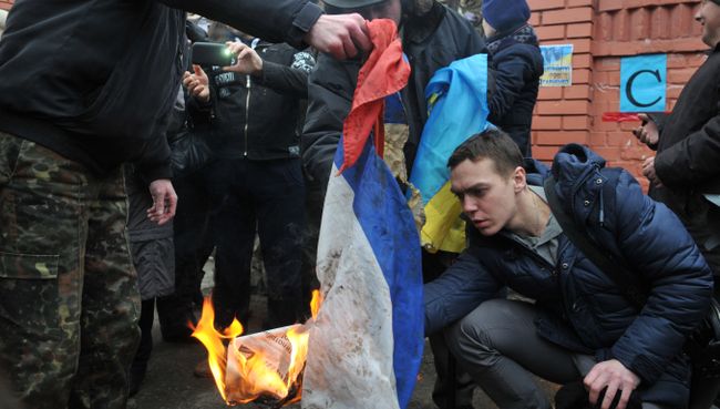 Участники митинга с требованием освободить Н. Савченко сжигают российский флаг, сорванный со здания Генерального консульства РФ во Львове